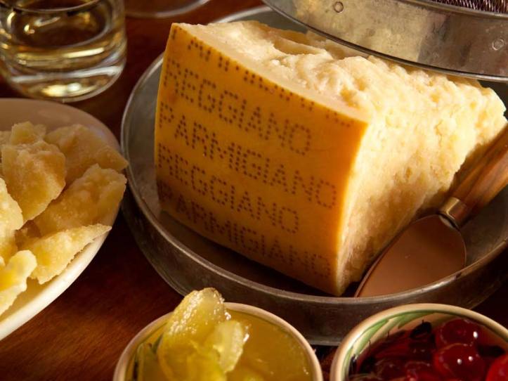 Parmigiano_Reggiano_-_photo_by_www.parmigiano_reggiano.it