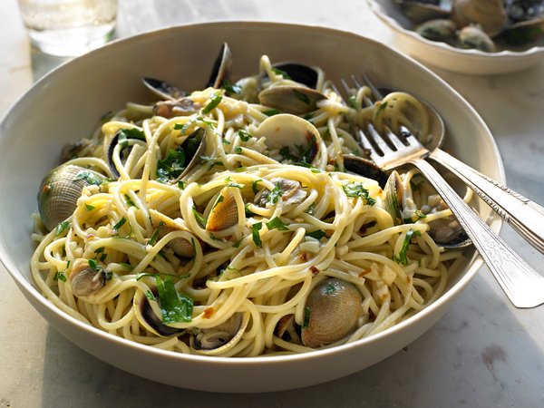 Spaghetti with Clams Nigella Lawson NYT